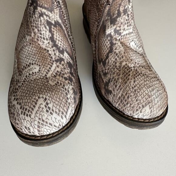 Charleston Shoe Co NWOB Liberty Snake Pull On Stretch Chelsea Stack Heel Boot 8 - Picture 4 of 8